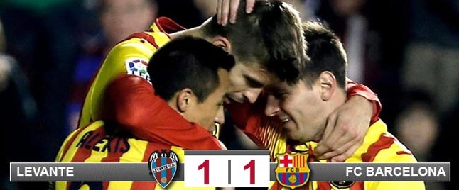 Piqué, celebrando su gol con Messi y Alexis