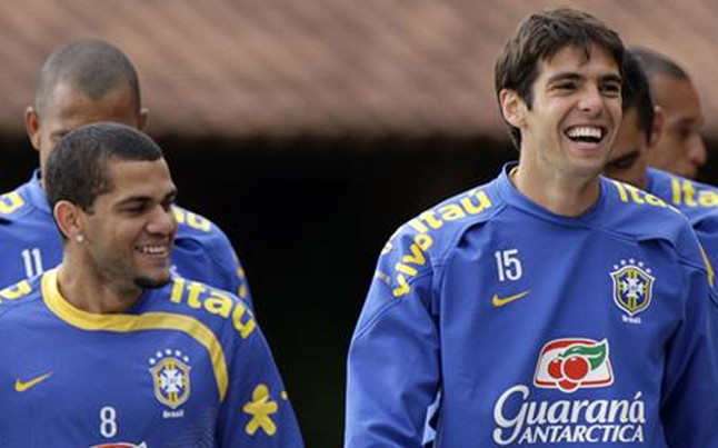 Alves y Kaká mantienen una buena relación | Foto: REUTERS (ARCHIVO)