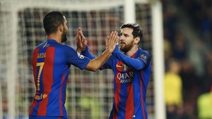 Messi y Arda Turan celebran el 1-0, obra del argentino