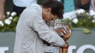 Nadal, besando su noveno trofeo de Roland Garros