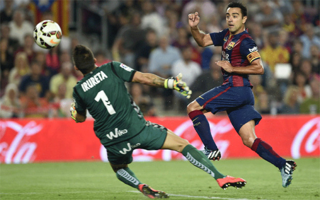 Xavi Hernández bate a Irureta y abre el marcador en el Barça-Eibar