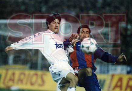 Ivn Zamorano pugna un baln con Abelardo en el clsico de la temporada 93-94, que termin con victoria cul (0-1). El Bara de Johan Cruyff lleg al Bernabu en segunda posicin en Liga y el Real Madrid, tercero.
