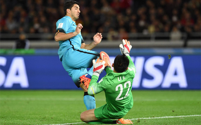 Un 'hat trick' de Suárez ante el Guangzhou lleva al FC Barcelona a la final