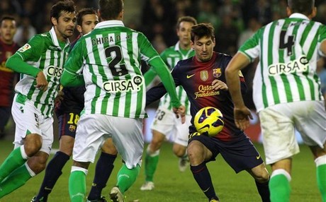 Messi, rodeado de jugadores verdiblancos en el Betis-Barça de la primera vuelta