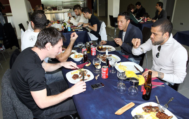 Messi y Alves, en primer término, durante la comida | Foto: FCBARCELONA.CAT