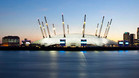 El O2 Arena brilla en la noche de Londres