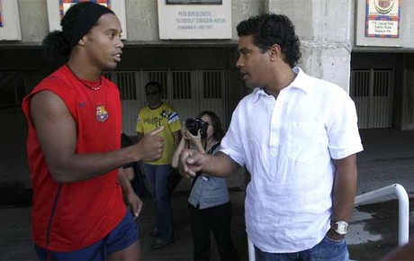 Ronaldinho y su hermano Roberto, en una imagen de archivo