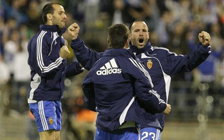 Los jugadores del Zaragoza con Apoño a la cabeza, celebrando la salvación