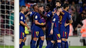 Los jugadores felicitan a Alcácer tras su gol