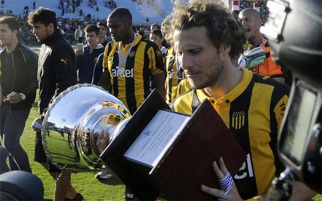 forlan-alzando-trofeo-1449446135312.jpg