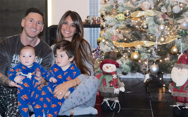 Lionel Messi and family getting in the Christmas spirit!  barca  spo