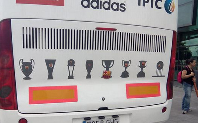 Trolean el autocar del Real Madrid con el escudo del Barça y lo apedrean