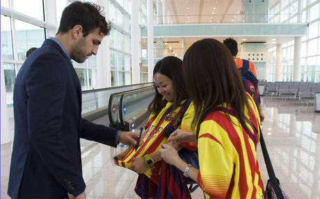 Cesc firmando autógrafos en el aeropuerto de El Prat.