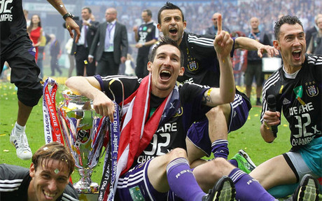 Los jugadores del Anderlecht celebran el título