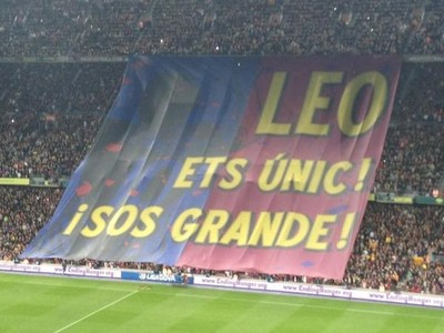 Una espectacular pancarta para felicitar a Leo Messi