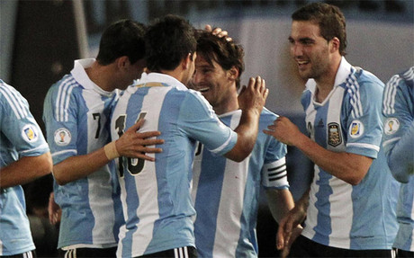 Messi y sus compañeros celebran uno de los goles del partido