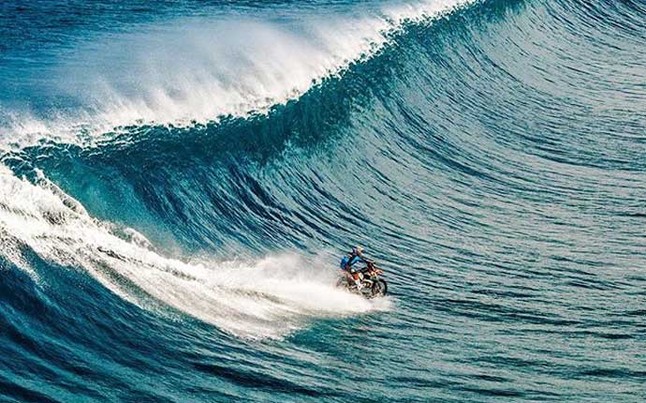 Robbie Maddison surfea las colosales olas de Teahupo'o... ¡con su motocicleta!