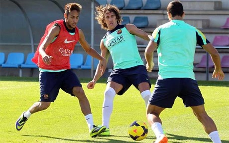 Carles Puyol y Neymar Junior, en un entrenamiento del primer equipo