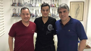 Philippe Coutinho flanked by his brother Cristiano (left) and dr.  Michael Simoni (right) at the doctor's office in Rio de Janeiro