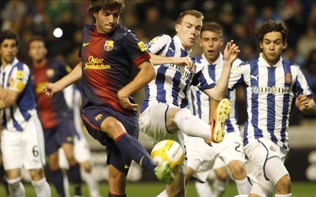 Sergi Roberto dispara a puerta ante los defensas del Espanyol