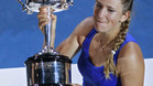 Azarenka, con el trofeo que le acredita como campeona del Open de Australia
