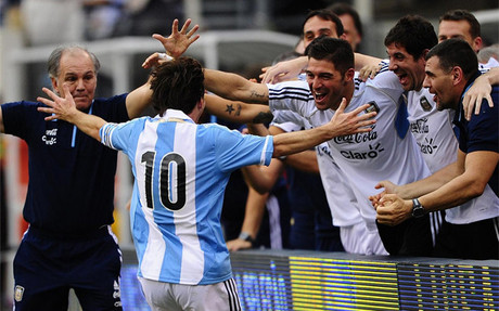 El banquillo argentino explotó ante la exhibición de Messi