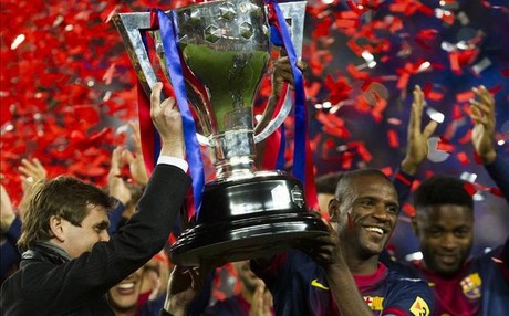 Éric Abidal, junto a Tito Vilanova, ofrecen el título de Liga 2012-13 a la afición del Camp Nou