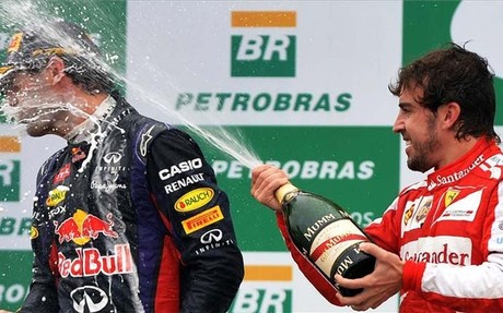 Fernando Alonso, rociando a Webber en la ltima carrera del australiano en la Frmula 1