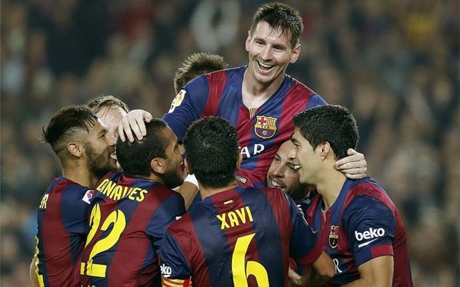 Messi fue manteado por sus compañeros tras el 4-1