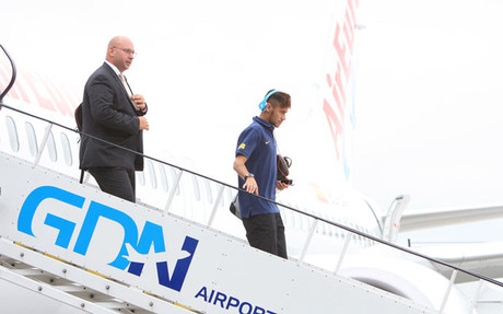 Neymar, bajando del avión en el aeropuerto de Gdansk.