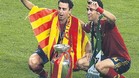 Xavi y Busquets posaron con el trofeo de la Euro con la bandera catalana