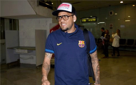 Alves, a la llegada al aeropuerto de Londres