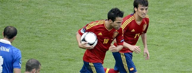 Cesc y Silva, celebrando el gol del empate