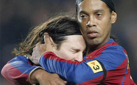 Ronaldinho quiere seguir viendo a su amigo Messi en el Barça