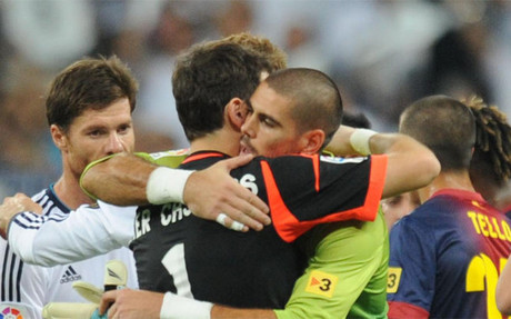 Valds y Casillas se fundieron en un abrazo tras el partido de vuelta