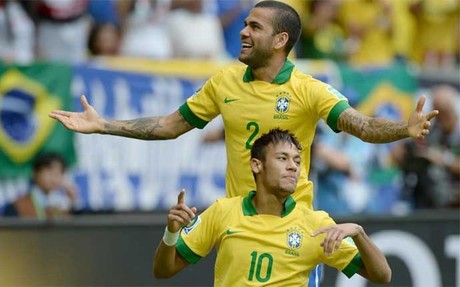 Alves e Neymar são fixados para Scolari