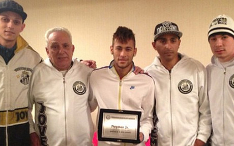 La afición del Santos lleva a Neymar en su corazón