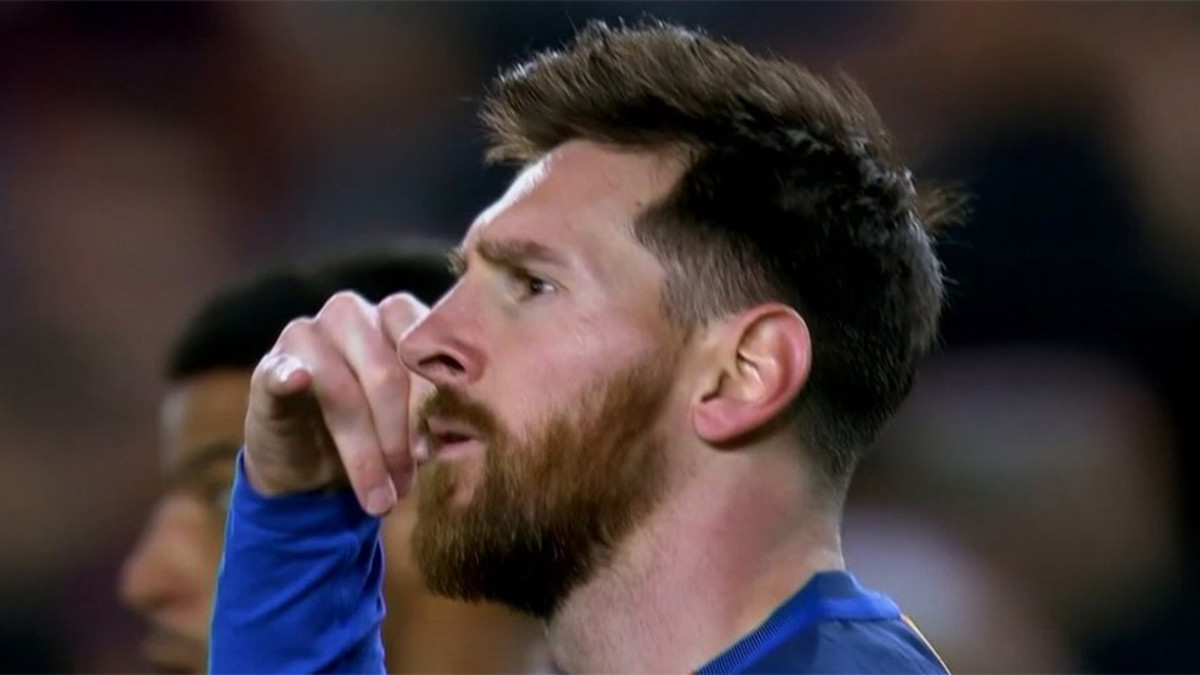 Màn ăn mừng lạ của Messi