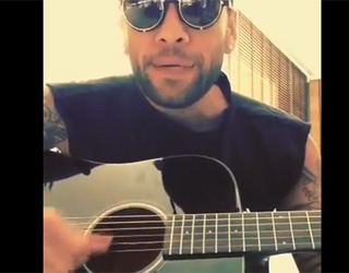 Alves sorprende cantando y tocando la guitarra