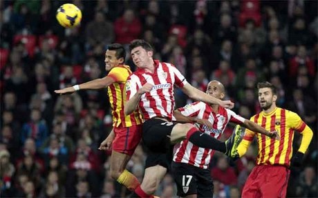 Alexis pelea un balón aéreo con Laporte en el Athletic Club-Barça