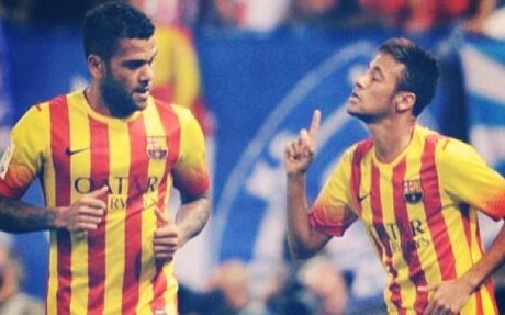 Neymar comemora seu gol com Alves.
