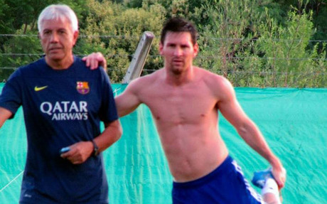 Messi hace estiramientos junto a Paulorosso durante el entrenamiento