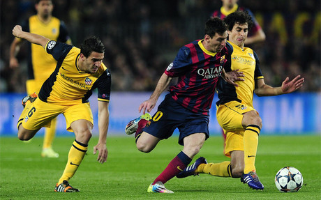 Messi intenta zafarse de una entrada de Tiago durante el Barça-Atlético de Champions