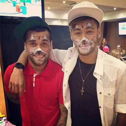 Alves y Neymar posaron como dos "gatitos" | Foto: Instagram neymarjr