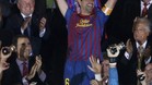 Barcelona\'s Xavi Hernandez lifts up the Spanish King\'s Cup trophy next to Spain\'s Crown Prince Felipe (L) after winning their final soccer match against Athletic Bilbao at the Vicente Calderon stadium in Madrid, May 25, 2012. REUTERS/Sergio Perez (SPAIN - Tags: SPORT SOCCER)
