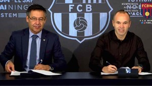 Bartomeu firma con Iniesta la renovación del capitán del Barça