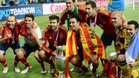 Los siete del Bara invitaron a su nuevo compaero, Jordi Alba, a posar con ellos y la copa