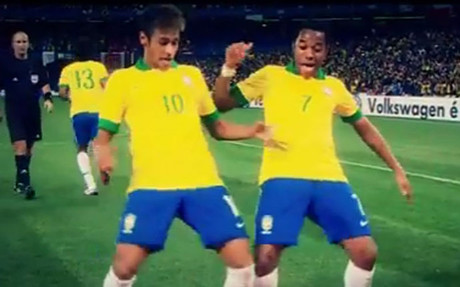 Neymar e Robinho, comemorando o gol contra o Chile