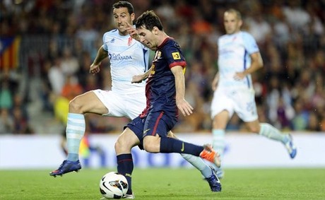 Leo Messi con Iñigo López durante el Barça-Granada del Camp Nou