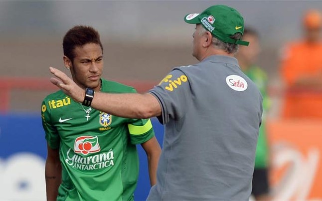 Neymar escuchando las indicaciones de Scolari. | AFP.